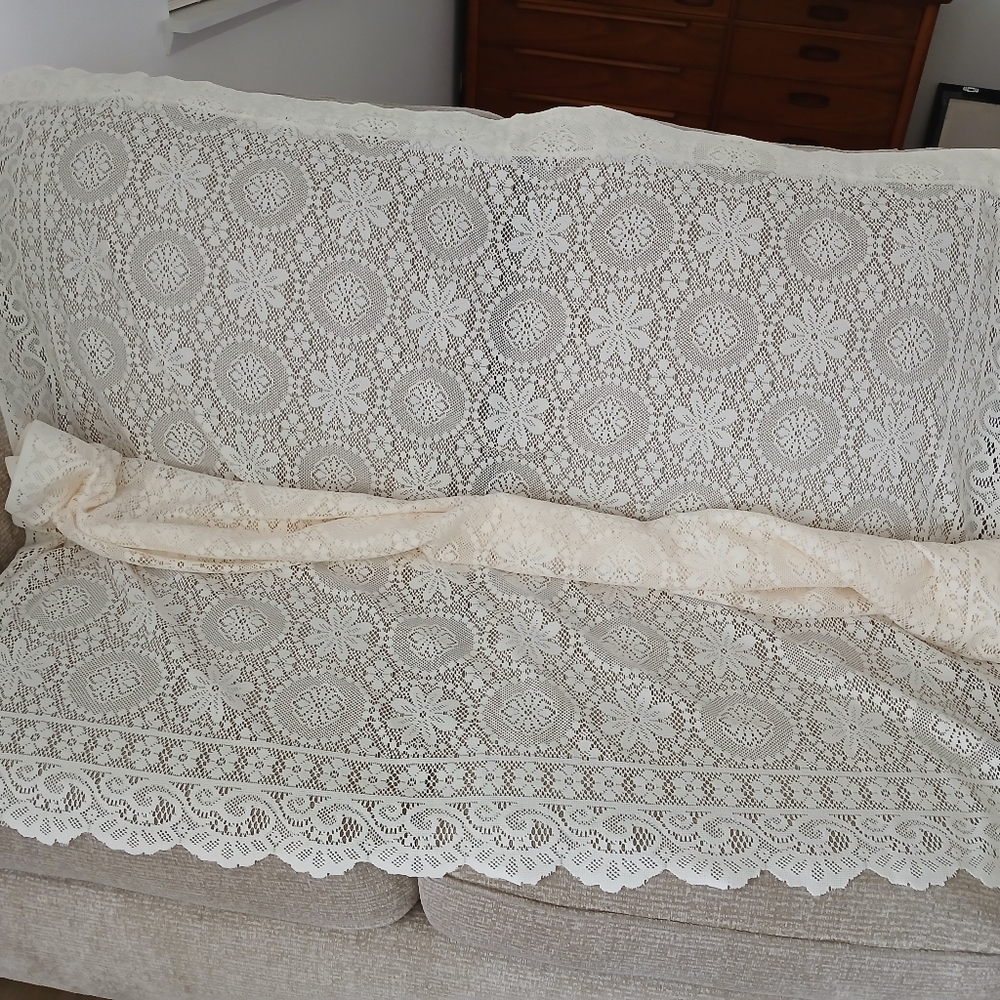 LACE CURTAIN PANELS (4)
